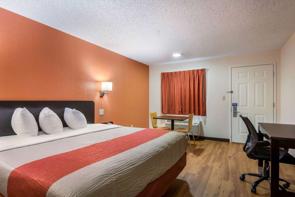 Motel 6 Winnie, TX - Image 4