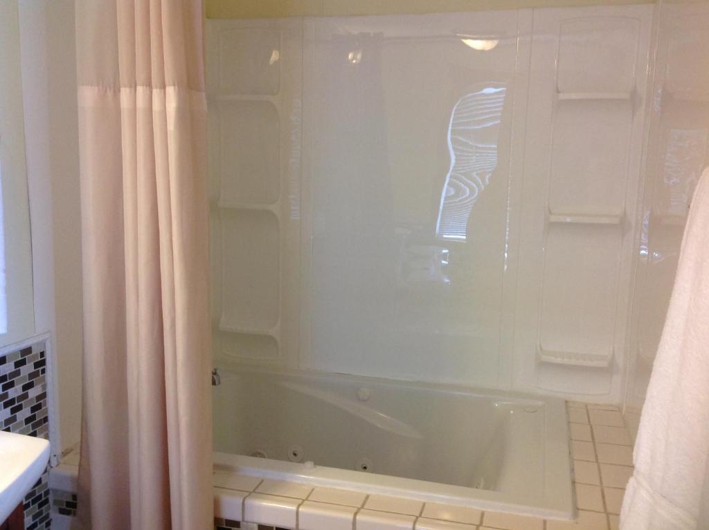 Moulton Hotel - Image 1