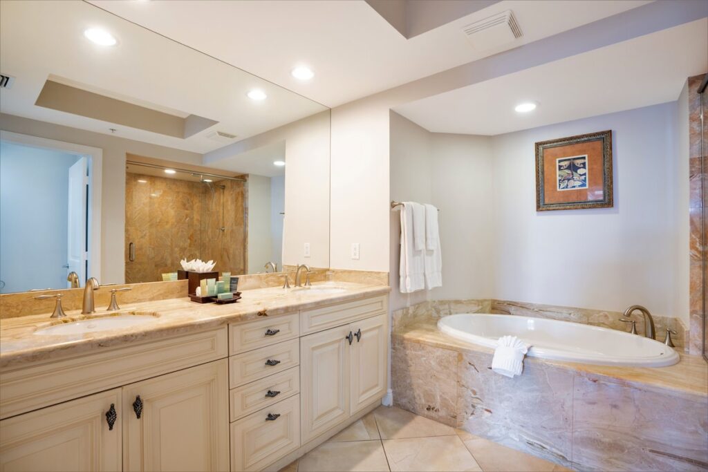 Naples Bay Resort & Marina - Image 1