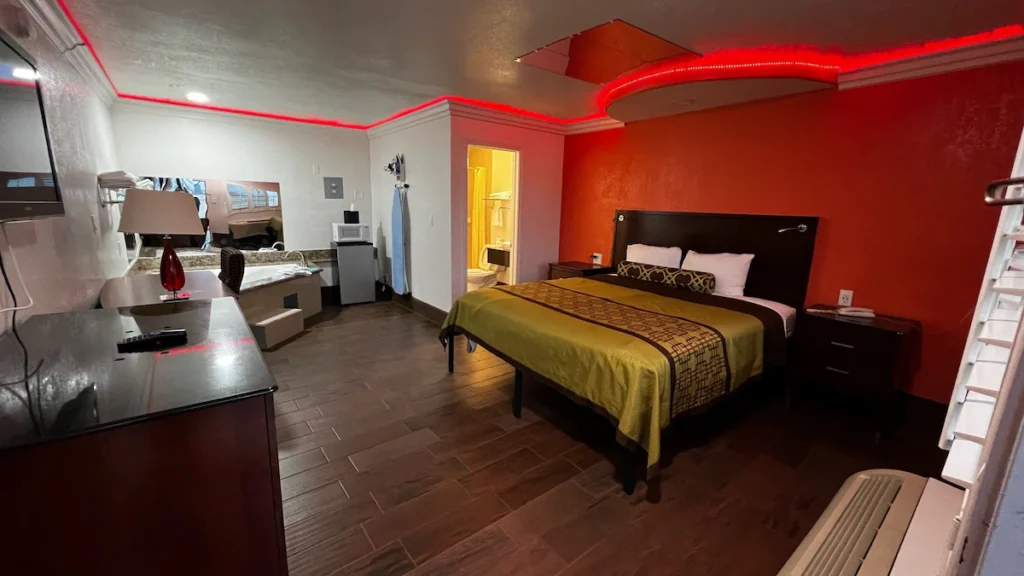 New American Inn and Suites - Image 3