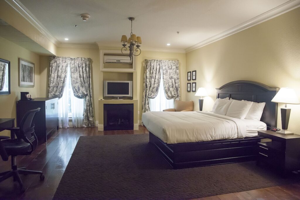 Niagara Crossing Hotel & Spa - Image 3
