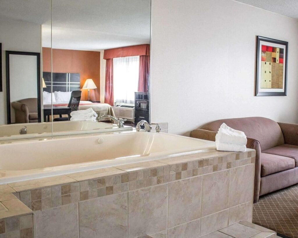 Norwood Inn & Suites North Conference Center