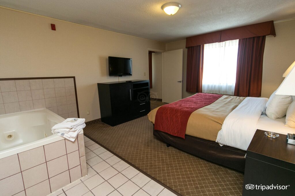 Norwood Inn & Suites North Conference Center - Image 4