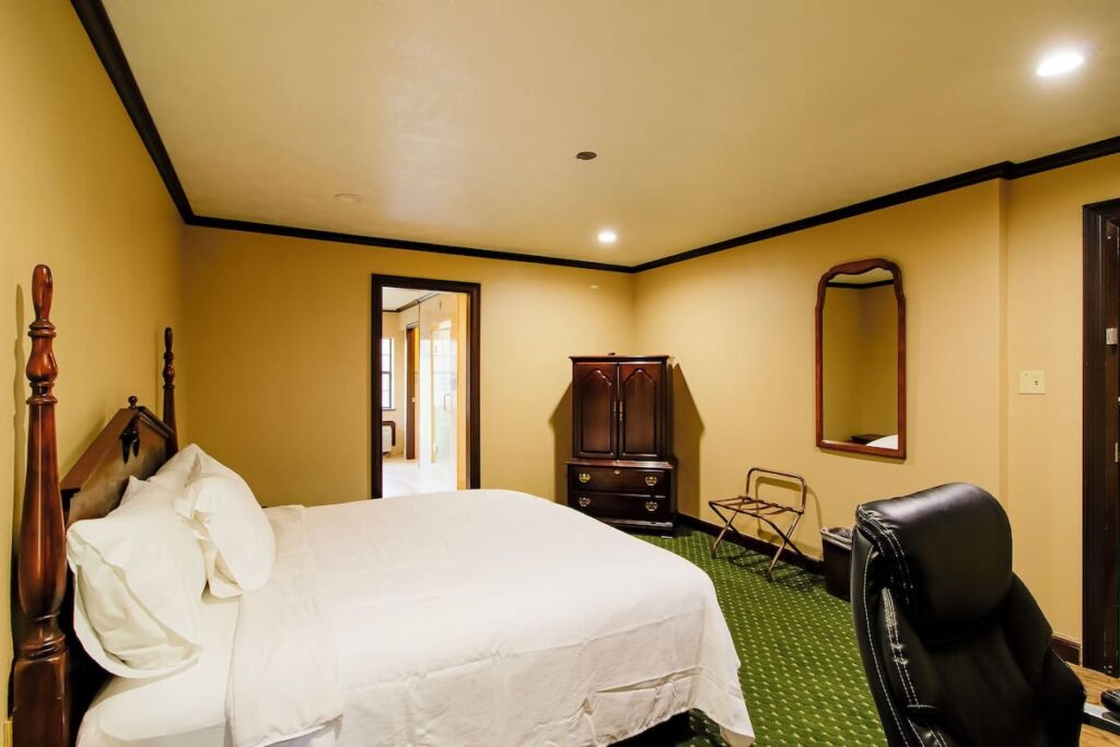 OYO Pinewood Inn & Suites Silsbee - Image 4