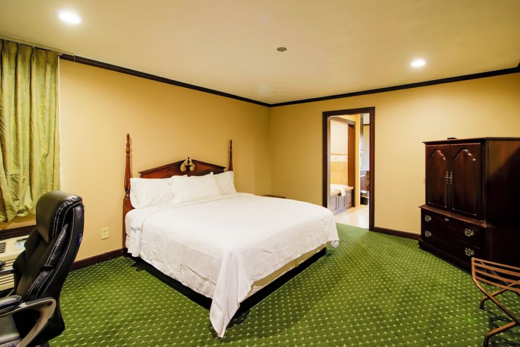 OYO Pinewood Inn & Suites Silsbee - Image 3