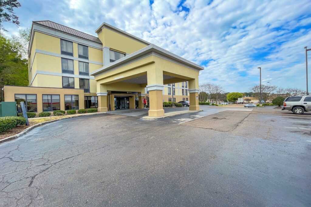 OYO Townhouse Jackson/Ridgeland - Image 4