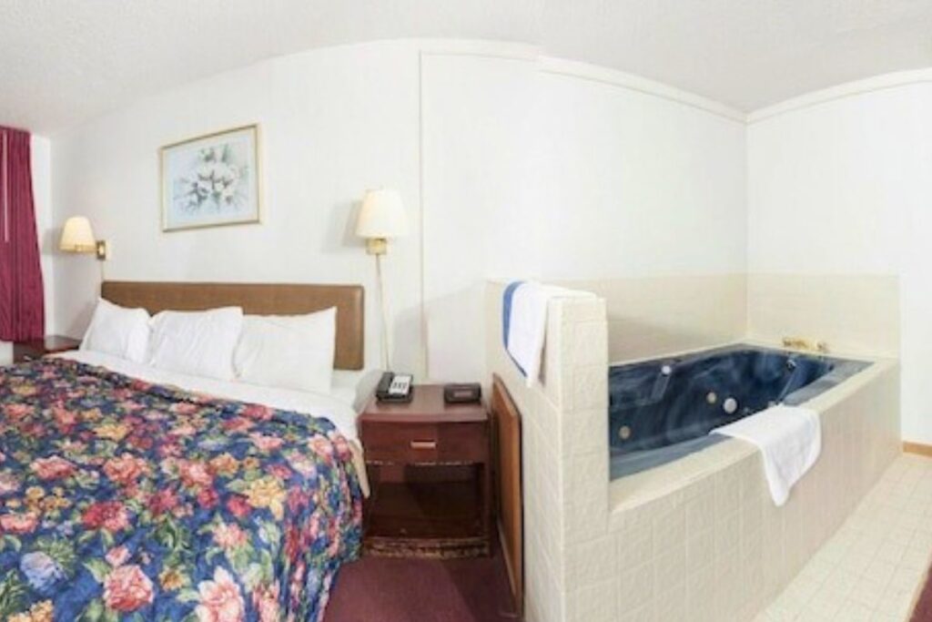 Oak Grove Inn - Image 3