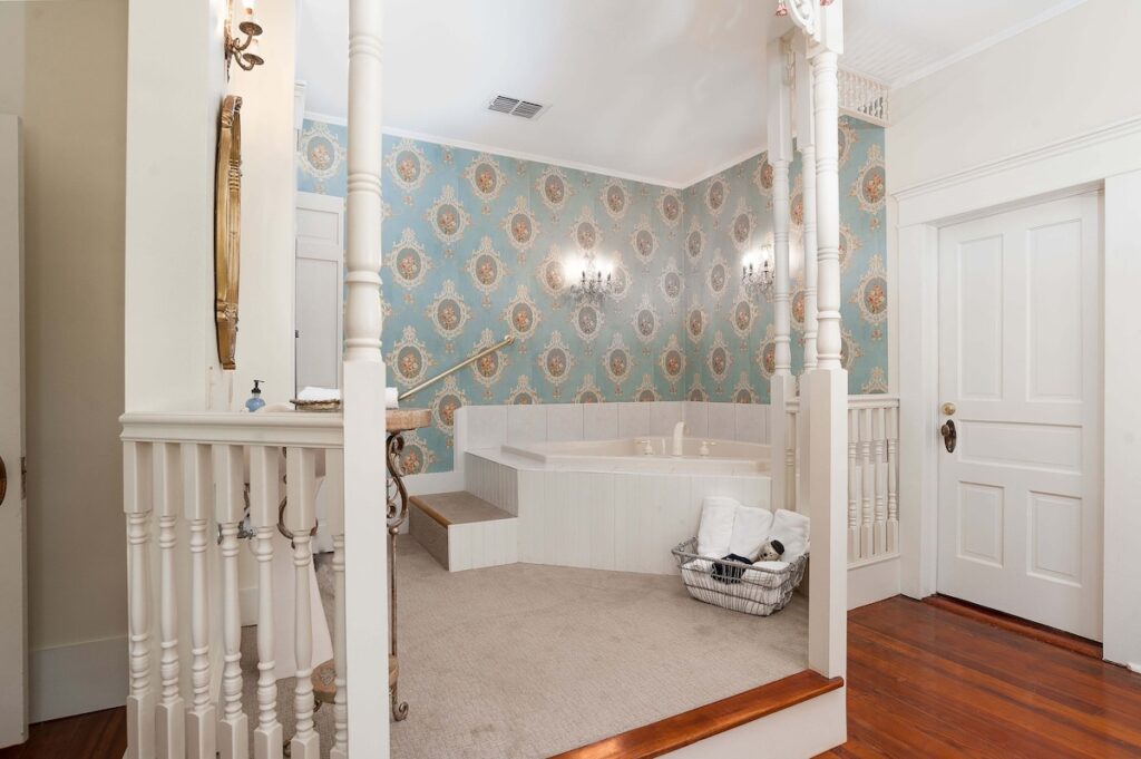 Oaklea Mansion Bed and Breakfast - Image 2