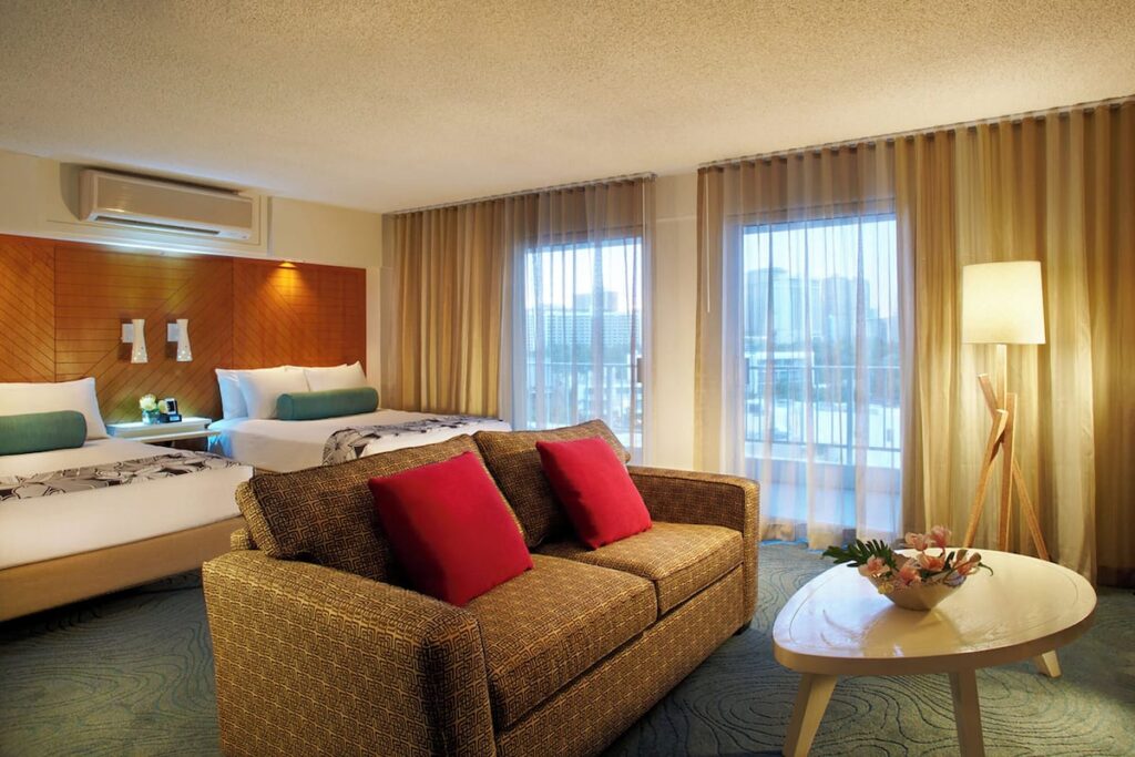 Oasis Hotel Waikiki - Image 4