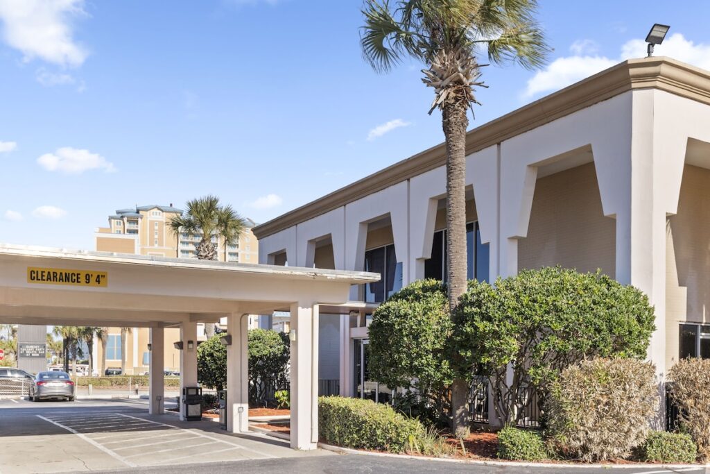 Ocean Crest Inn and Suites - Image 2