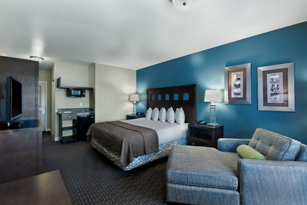 Oxford Suites Silverdale - Image 1