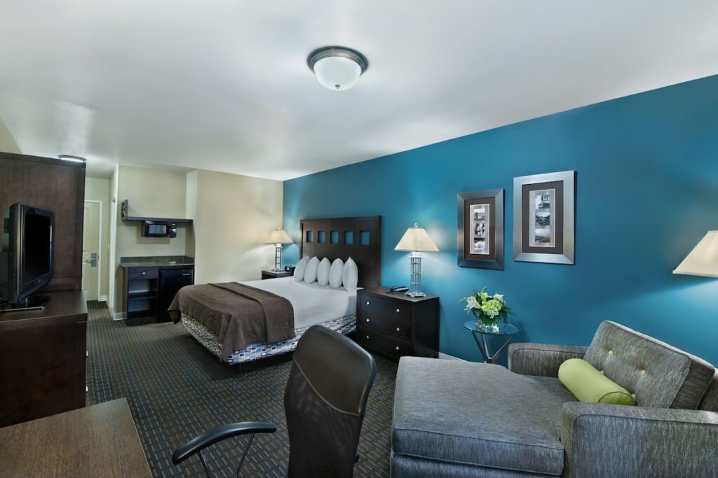 Oxford Suites Silverdale - Image 3