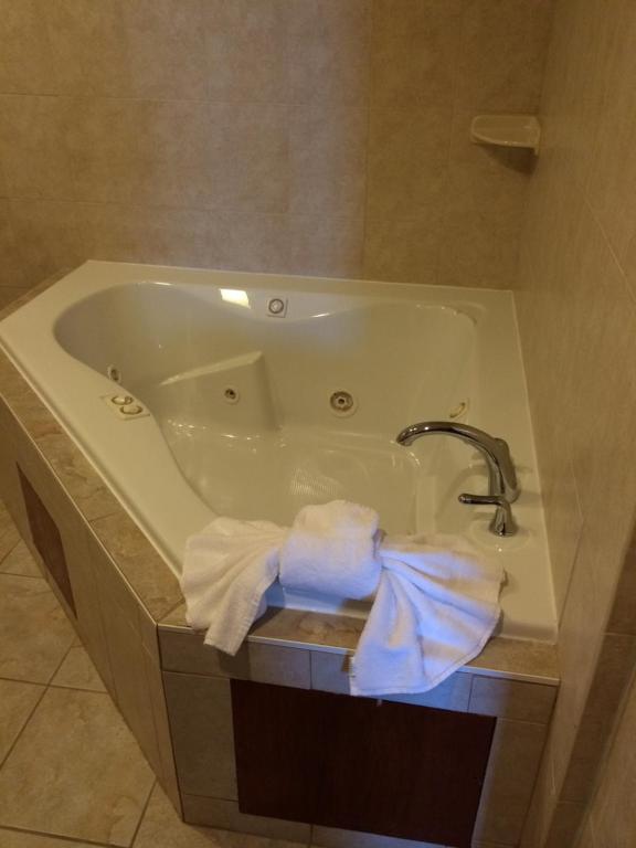 Pacer Inn And Suites Delaware tub