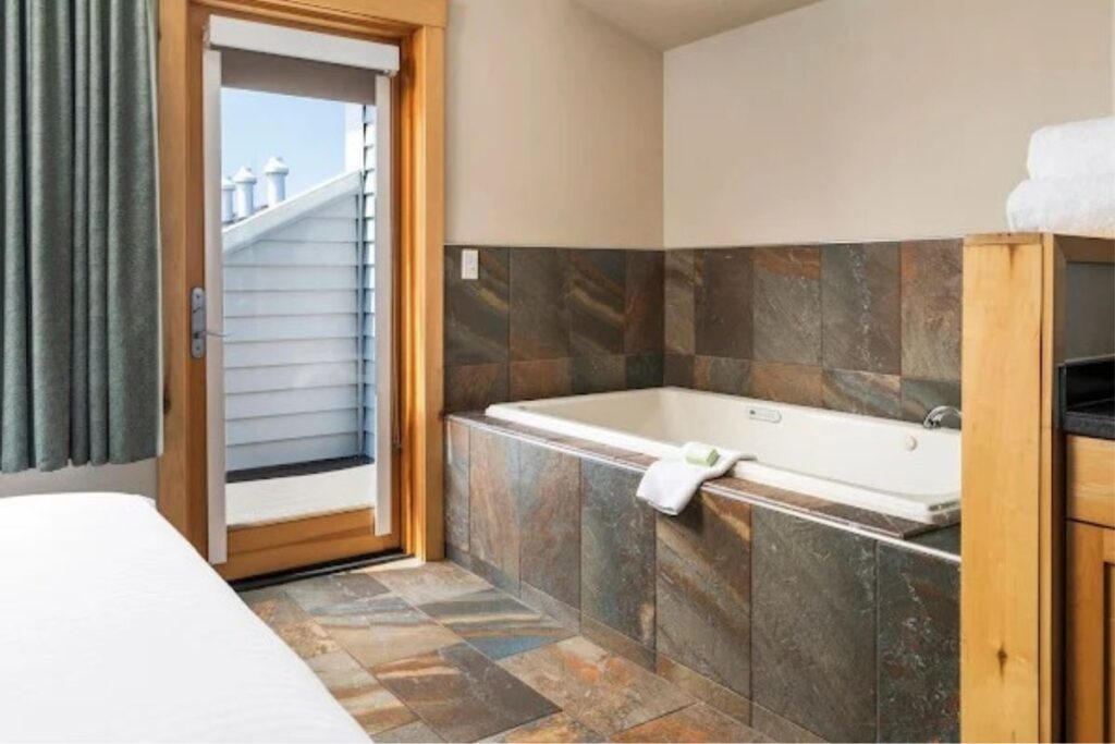 Park Point Marina Inn - Image 2