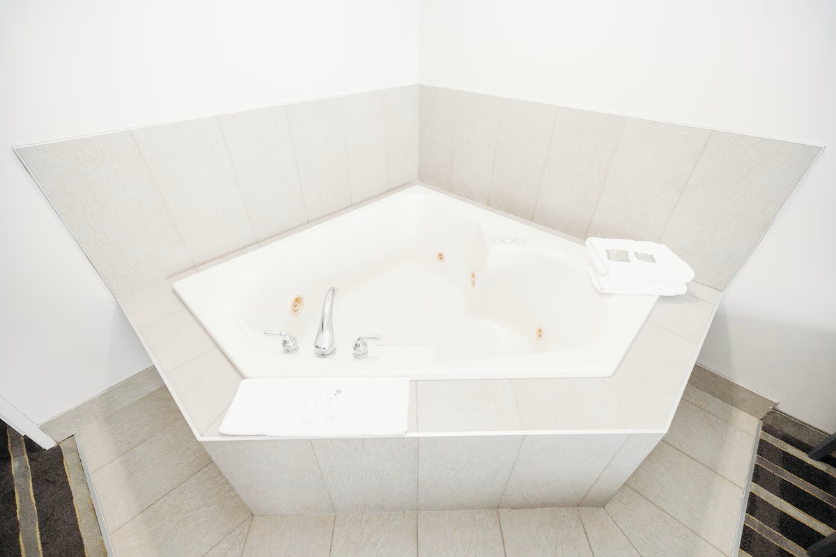 Parkview Inn Suites Lancaster jetted tub