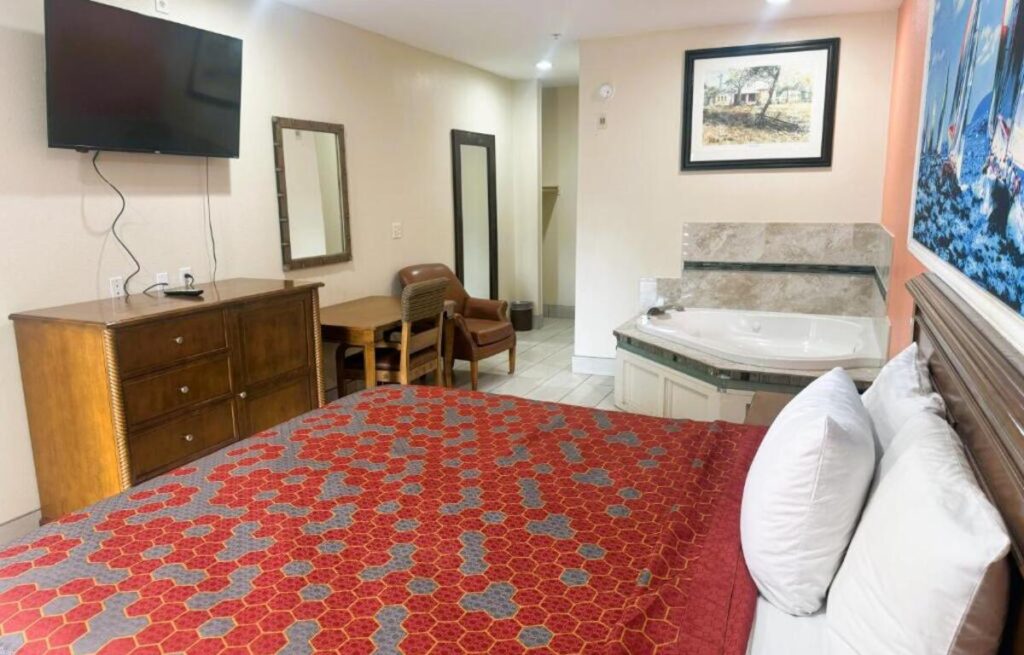 Pecan Valley Inn & Suites - Image 4