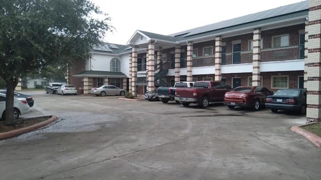 Pecan Valley Inn & Suites - Image 5