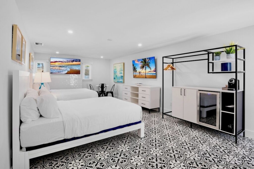 Pelican Post at Anna Maria Island Inn - Image 4