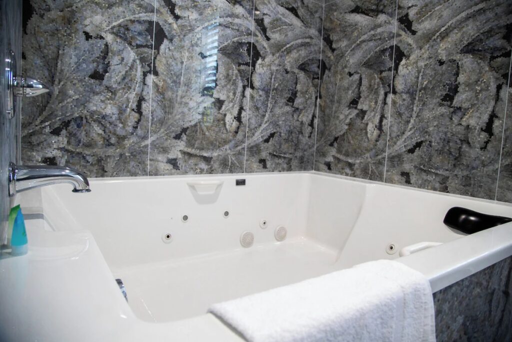 Pico Rivera Inn and Suites - Image 1