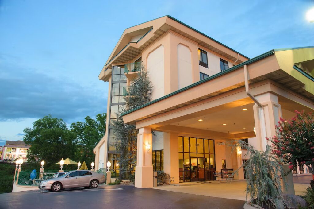 Pigeon River Inn - Image 2
