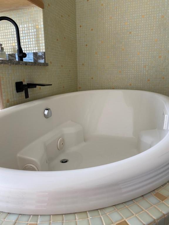 Pikes Peak Paradise Bed and Breakfast tub