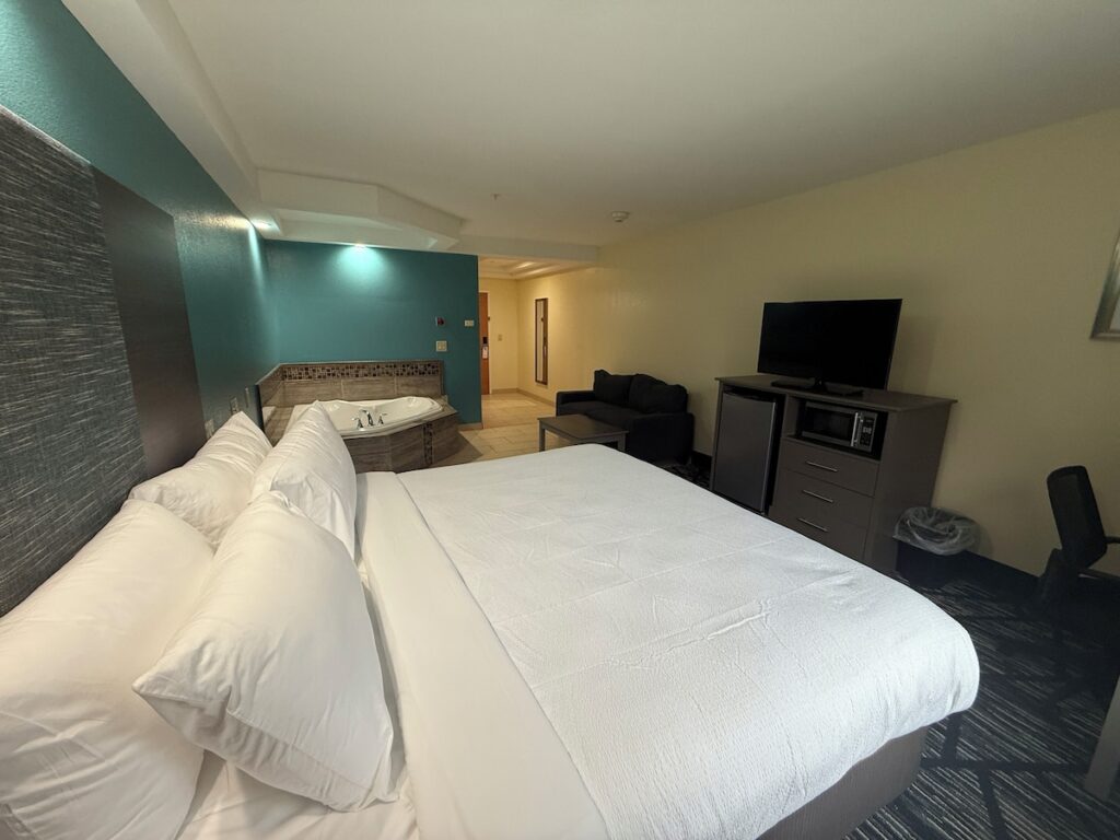 Plymouth Bay Inn and Suites - Image 4