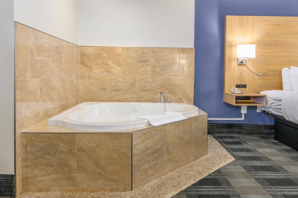 Quality Inn - Image 1