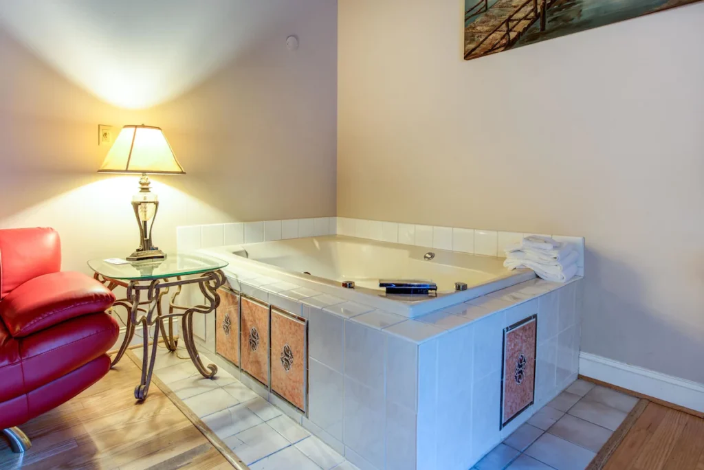 Quality Inn Creekside – Downtown Gatlinburg - Image 1