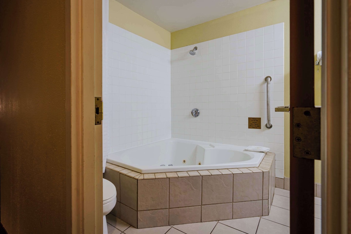 Quality Inn I 75 West Chester North Cincinnati tub
