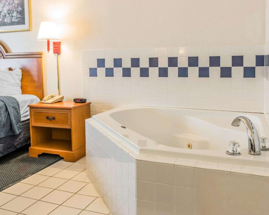 Quality Inn Kalamazoo near Wings Stadium - Image 2