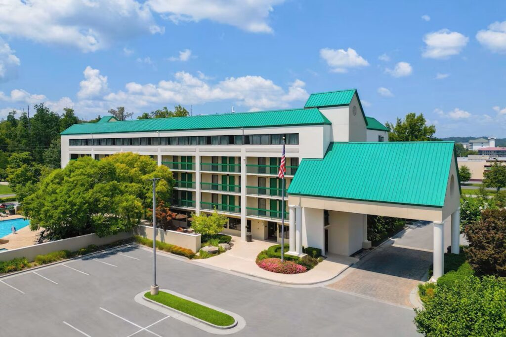 Quality Inn Near the Island Pigeon Forge - Image 3