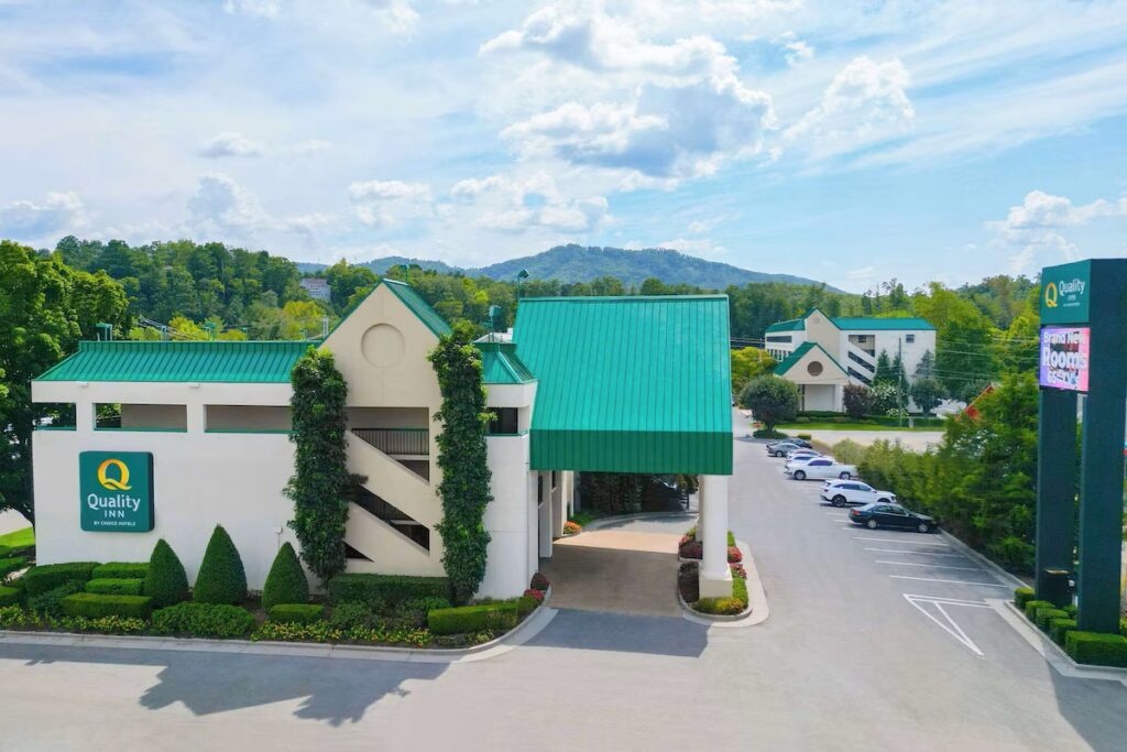 Quality Inn Near the Island Pigeon Forge - Image 2