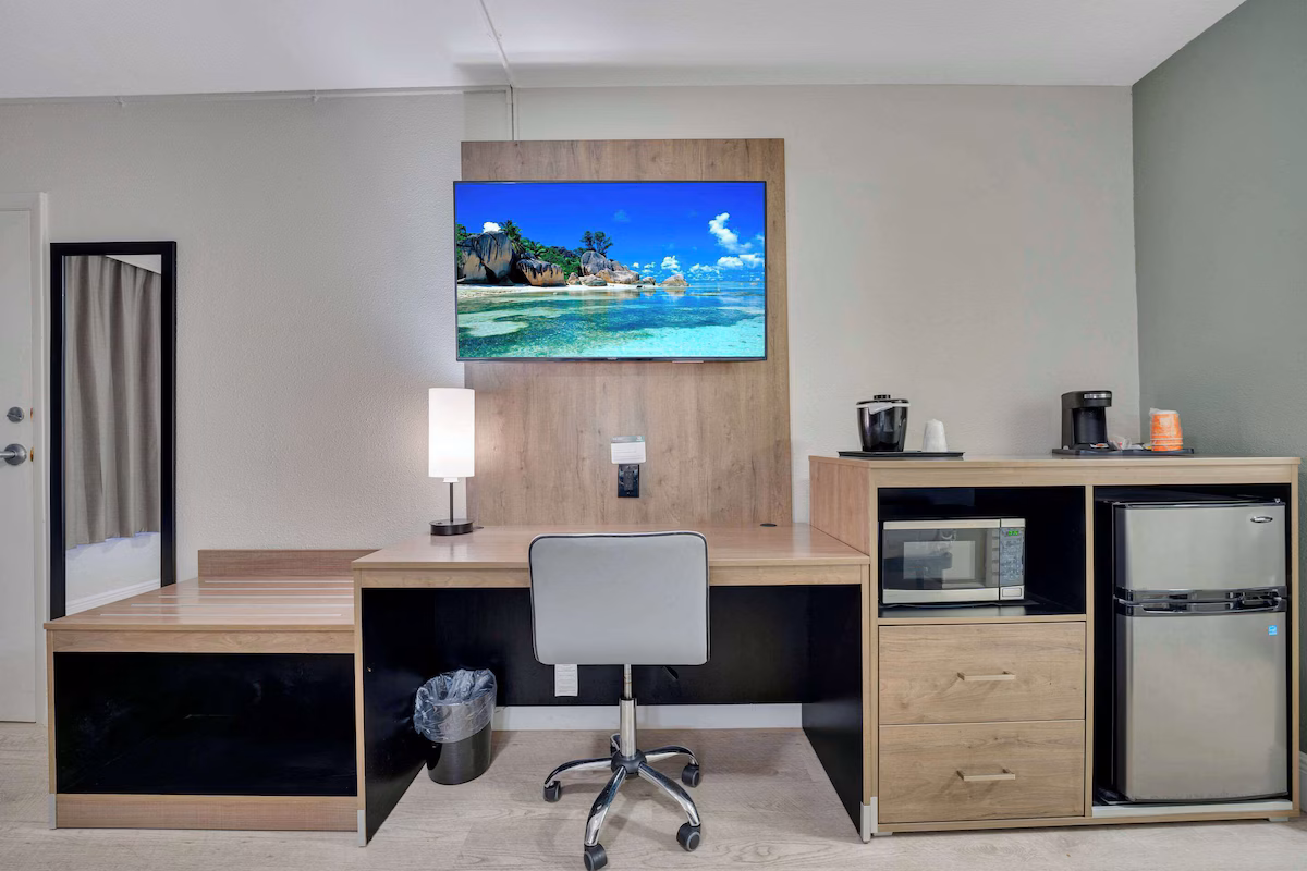 Quality Inn & Suites Airport/Cruise Port Hollywood - Image 3