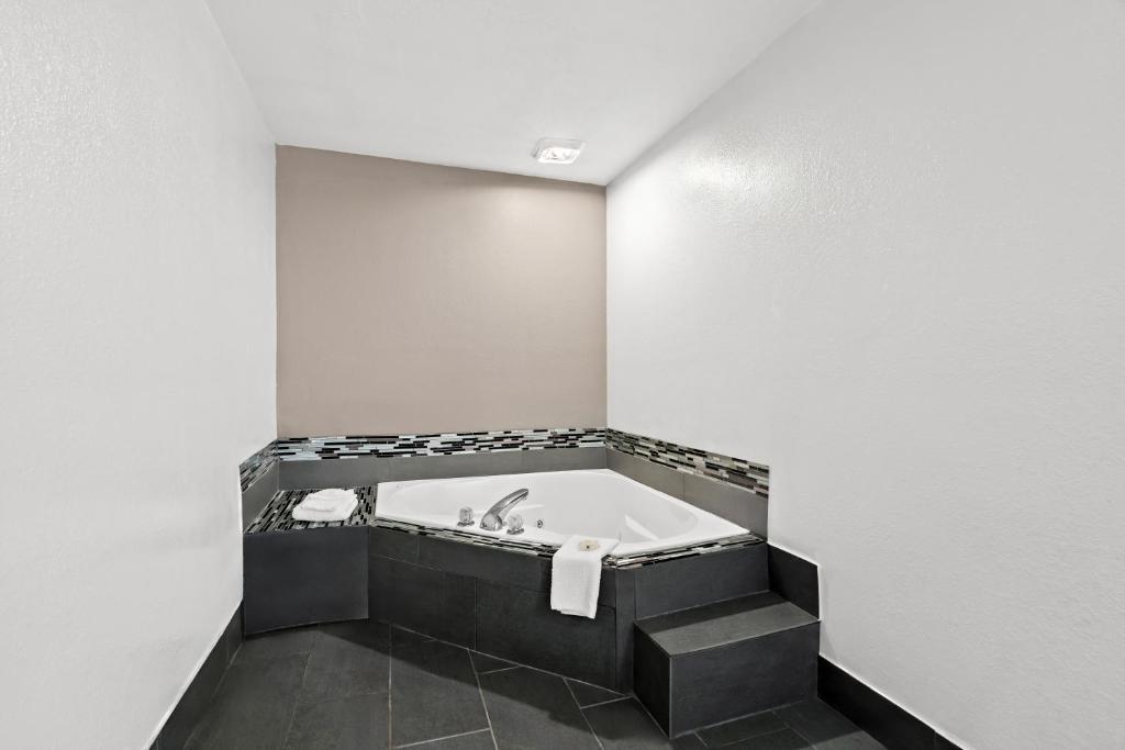 Quality Inn & Suites Biloxi – Ocean Springs