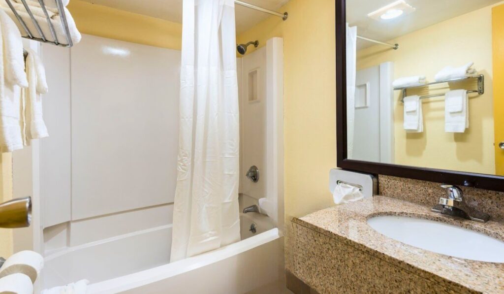 Quality Inn & Suites Cincinnati Uptown Norwood - Image 1