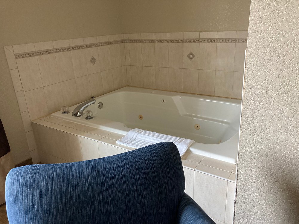 Quality Inn & Suites Dixon near I-88 - Image 1