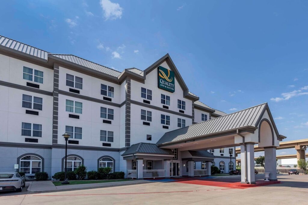 Quality Inn & Suites I-35 E / Walnut Hill - Image 4
