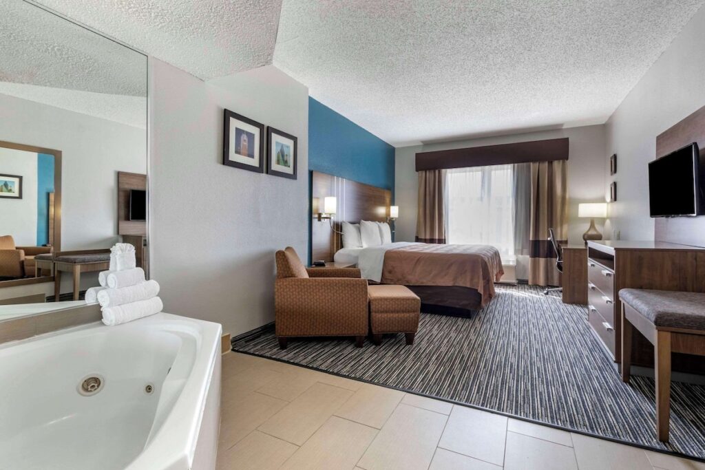 Quality Inn & Suites I-35 E / Walnut Hill - Image 3