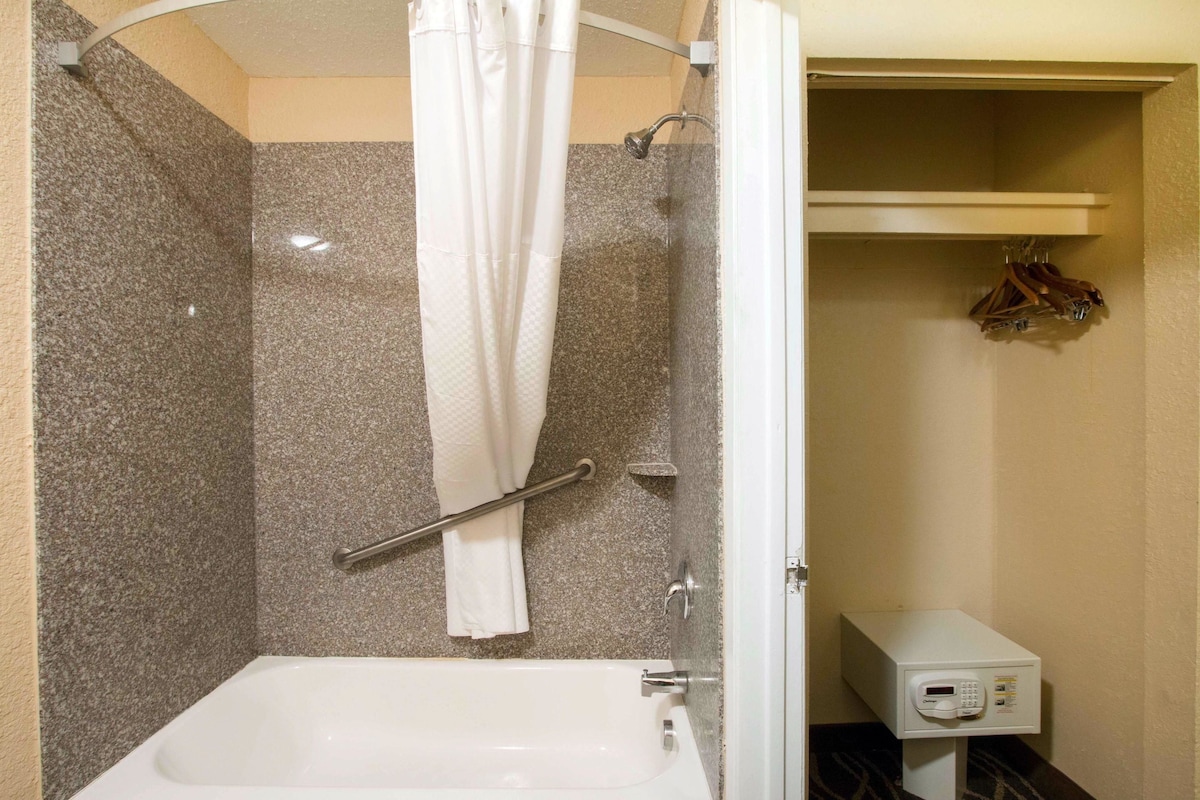Quality Inn Suites I 35 near Frost Bank Center