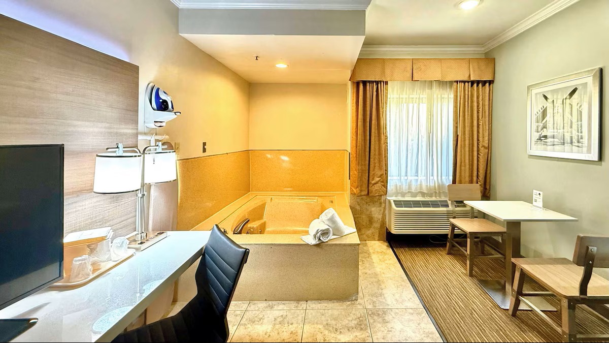 Quality Inn Suites Los Angeles Airport – LAX jetted tub