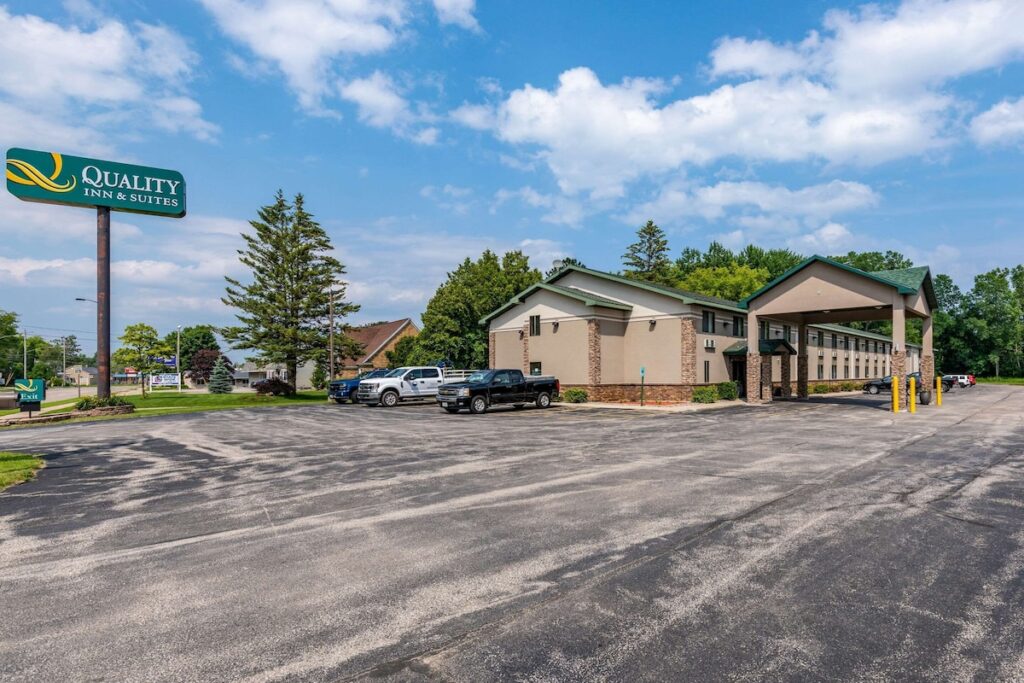 Quality Inn & Suites Marinette - Image 4