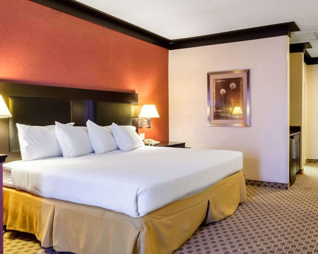 Quality Inn & Suites Oakwood Village – Cleveland South