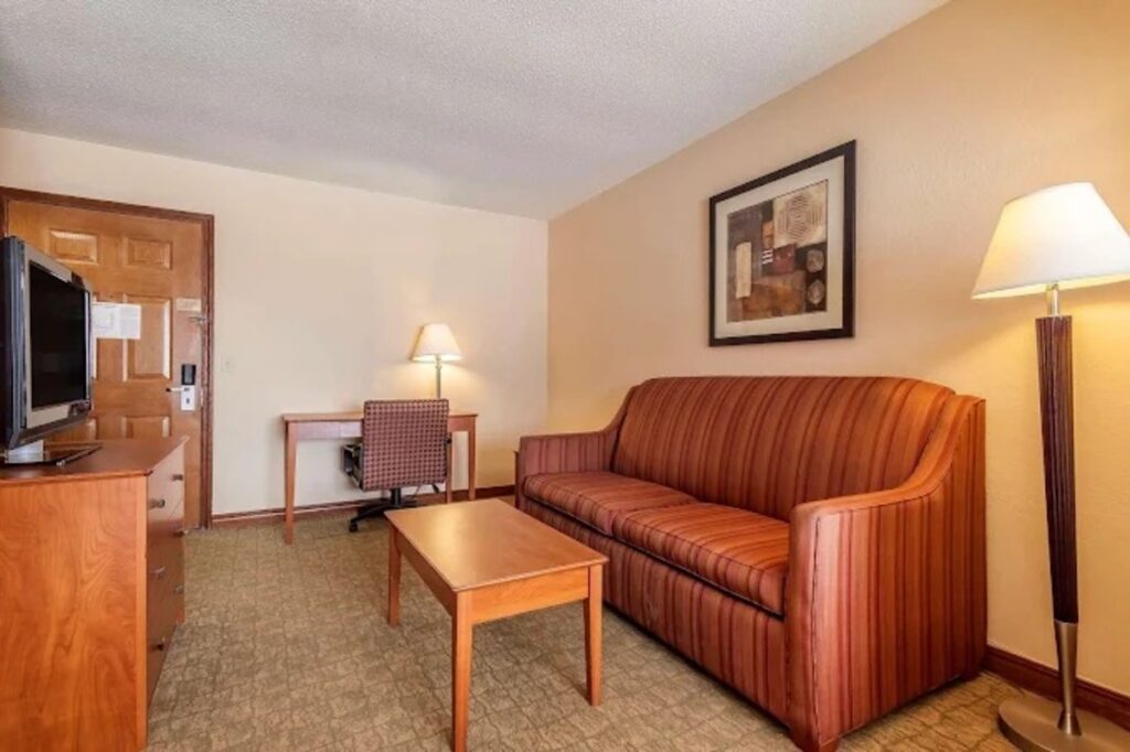 Quality Inn & Suites Owasso US-169 - Image 4