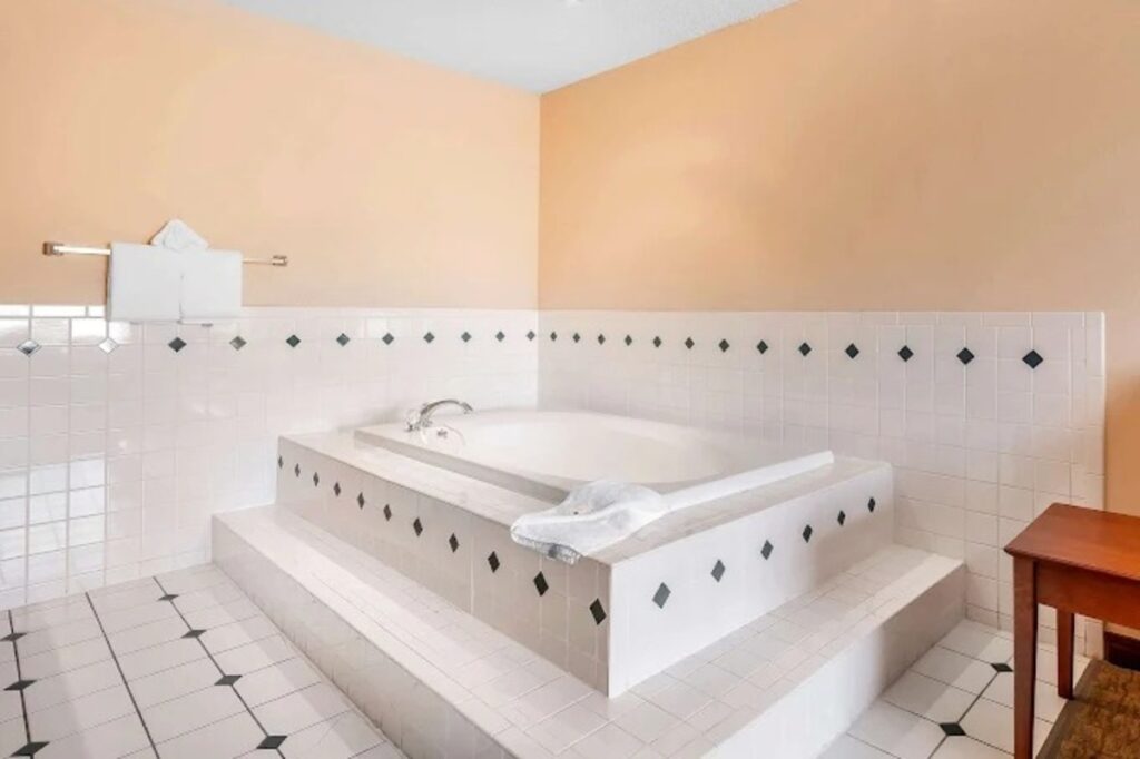 Quality Inn & Suites Owasso US-169 - Image 2