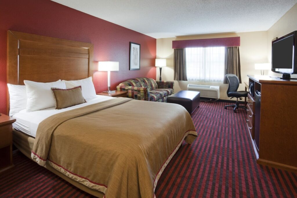 Quality Inn & Suites - Image 3