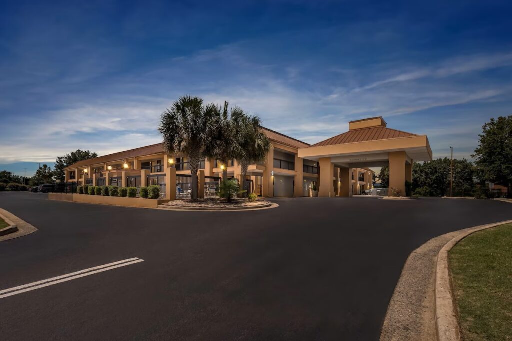 Quality Inn & Suites near Robins Air Force Base - Image 2