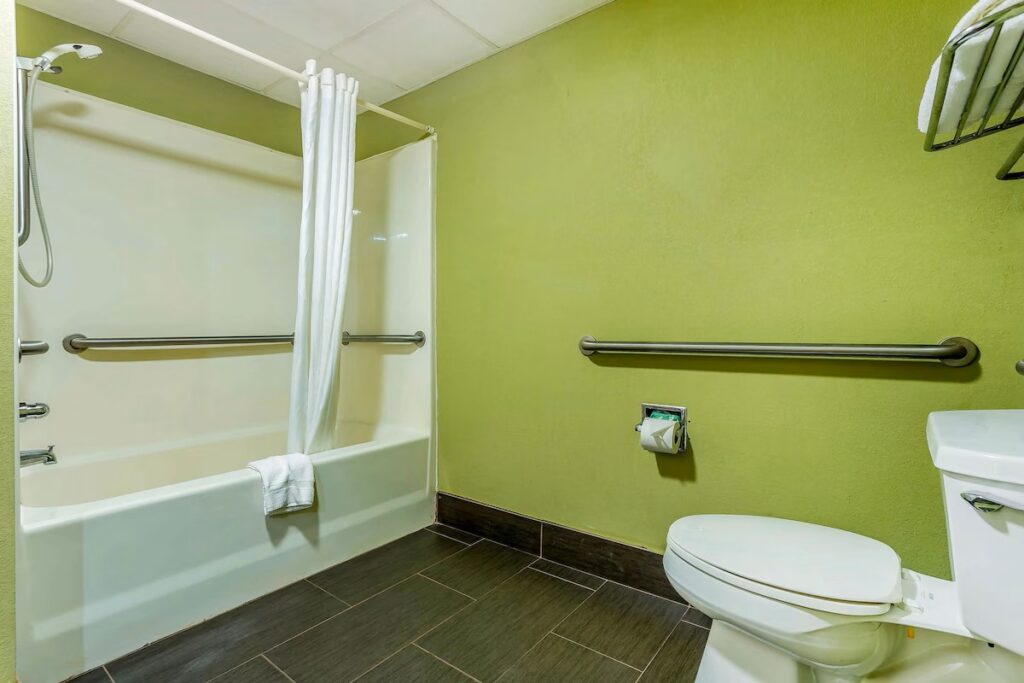 Quality Inn & Suites near Robins Air Force Base - Image 3