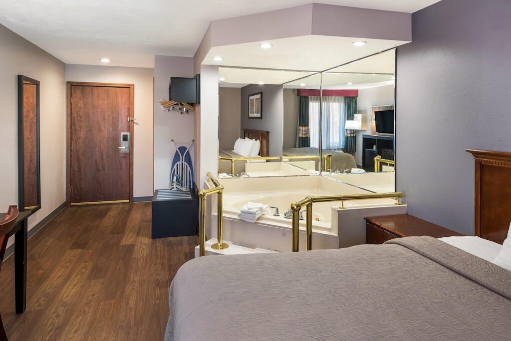 Quality inn & Suites Cincinnati I-275 - Image 3