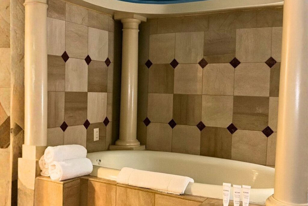 Radisson Hotel Cincinnati Riverfront - Image 1