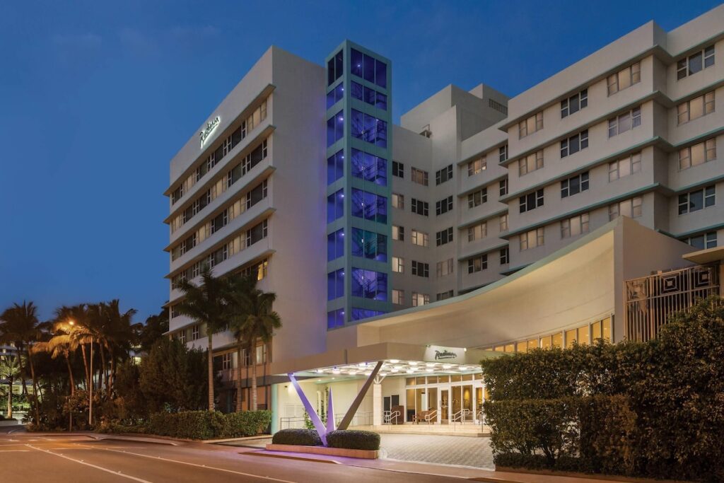 Radisson Resort Miami Beach - Image 2